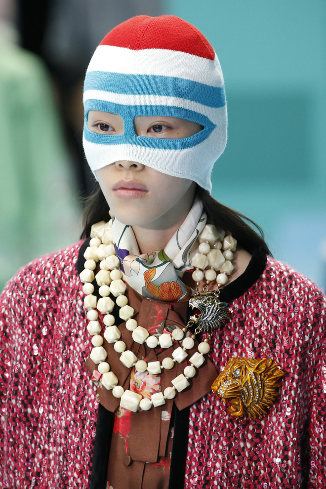 Show mới của Gucci dị quên lối về: Người mẫu ôm... thủ cấp để catwalk, kẻ lại vác nguyên con rồng